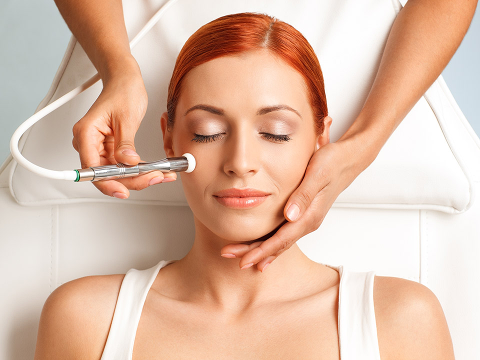 12 Benefits of Using Microdermabrasion